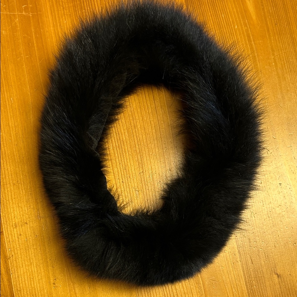 Women's Black Fox Fur Collar - Classic Winter Accessory